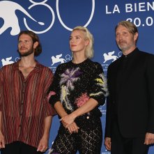 La terra promessa: il cast al photocall della Mostra d'Arte Cinematografica di Venezia 80
