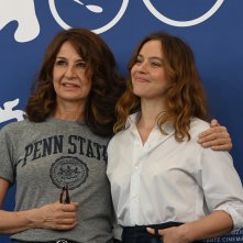Coup de Chance: Valerie Lemercier e Lou de Laage al photocall della Mostra d'Arte Cinematografica di Venezia 80