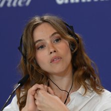 Coup de Chance: Lou de Laage in una foto durante la conferenza stampa a Venezia 80