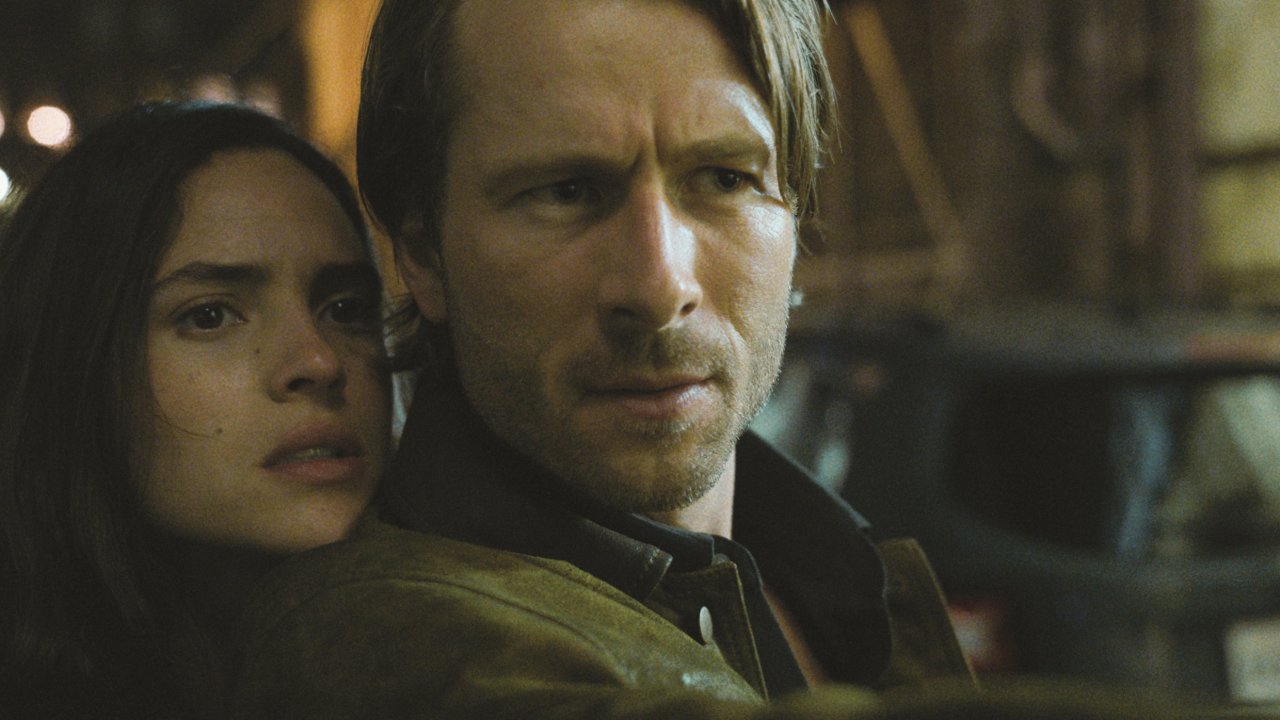 Glen Powell e Adria Arjona in una scena di Hit Man