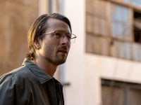 Hit Man, Glen Powell si è immerso talmente tanto nel ruolo da ingannare Richard Linklater