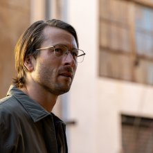 Hit Man: Glen Powell  in una scena