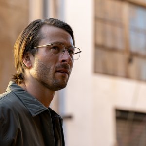 Hit Man: Glen Powell  in una scena