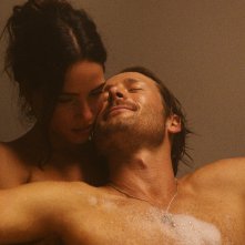 Hit Man: Glen Powell, Adria Arjona in una foto del film