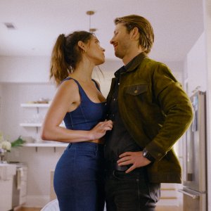 Hit Man: Glen Powell, Adria Arjona in una scena del film