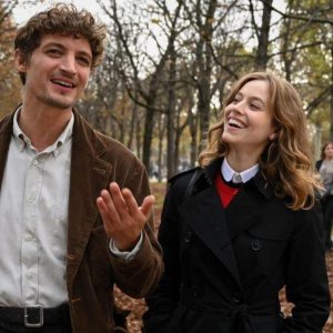 Coup de chance: Lou De Laage e Niels Schneider in una scena