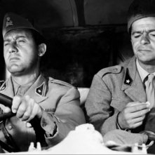 Tutti a casa: Sordi e Reggiani in una scena del film