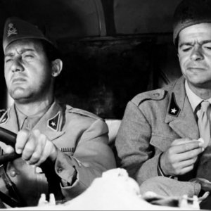 Tutti a casa: Sordi e Reggiani in una scena del film