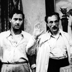 Tutti a casa: Eduardo De Filippo e Alberto Sordi in una scena del film