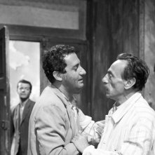 Tutti a casa: Alberto Sordi e Eduardo De Filippo in una scena del film