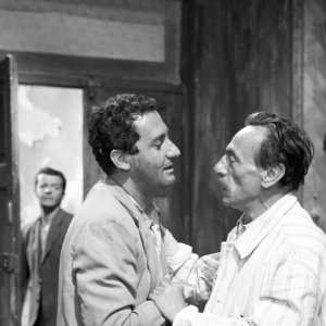 Tutti a casa: Alberto Sordi e Eduardo De Filippo in una scena del film