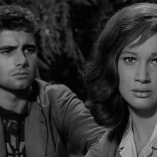 Tutti a casa: Carla Gravina e Nino Castelnuovo in una scena del film