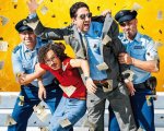Gli attassati, la recensione: su Prime Video una commedia improbabile