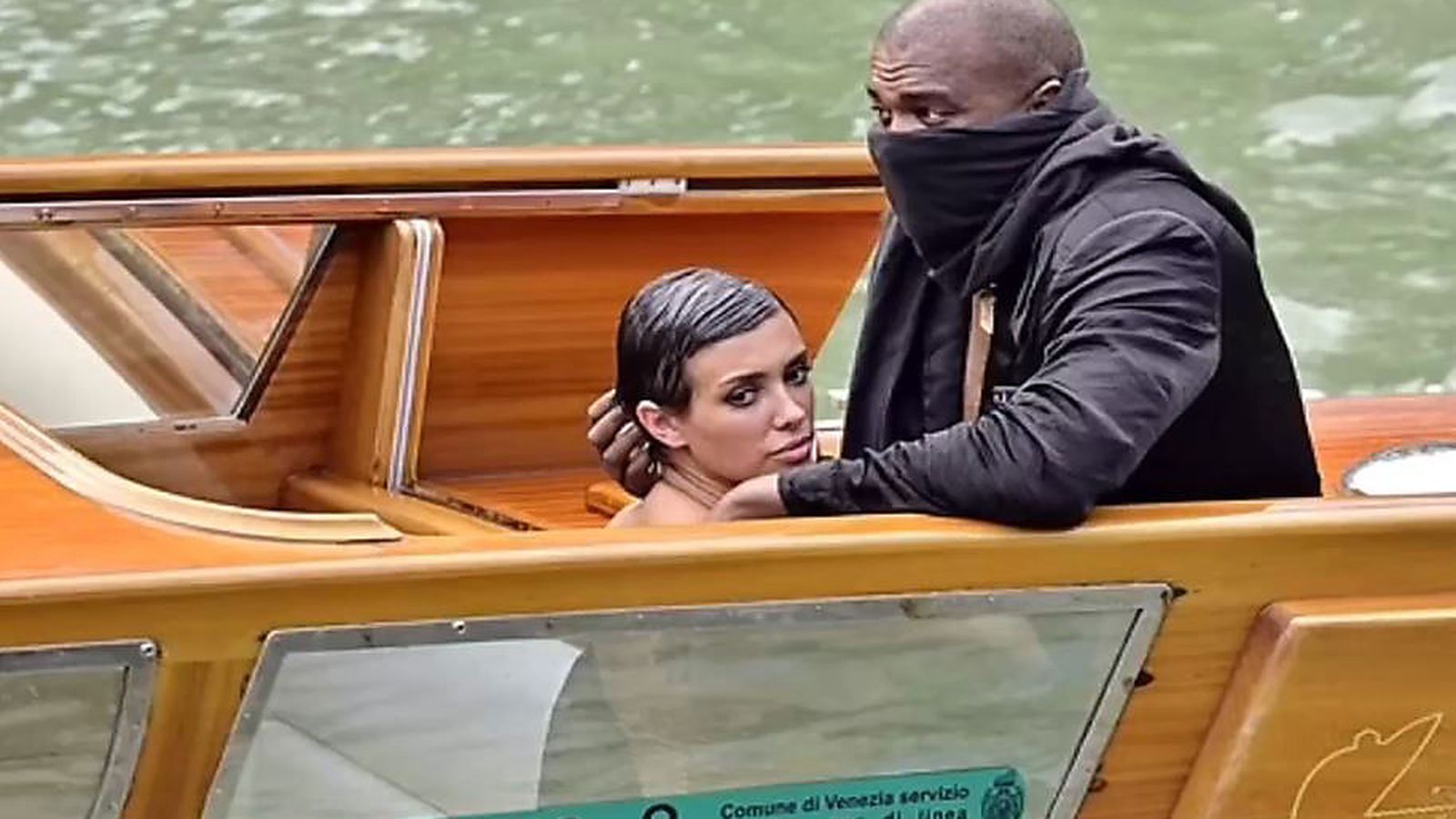 Venezia: Kanye West e la moglie banditi a vita per atti osceni da una società di motoscafi