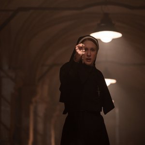 The Nun II - Taissa Farmiga in una scena del film