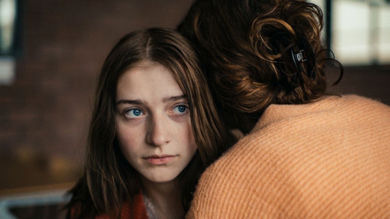 Holly, la recensione: utopie di comunità per un film eccessivamente annoiato