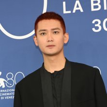 Il leopardo delle nevi: Xiong Ziqi durante il photocall della Mostra d'Arte Cinematografica di Venezia 80