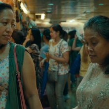 Expats: Ruby Ruiz, Amelyn Pardenilla in una scena della serie TV