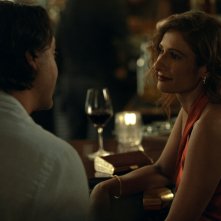 Expats: Sarayu Blue, Jack Huston in una scena della serie TV