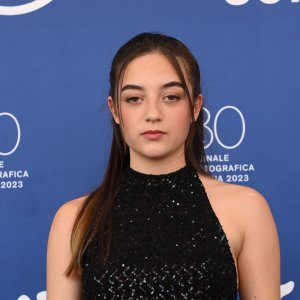 Bota Jone: Luana Bajrami durante il photocall della Mostra d'Arte Cinematografica di Venezia 80