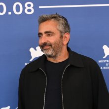 Bota Jone: Eric Toledano durante il photocall della Mostra d'Arte Cinematografica di Venezia 80