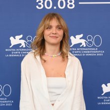 Bota Jone: Elsa Mala durante il photocall della Mostra d'Arte Cinematografica di Venezia 80