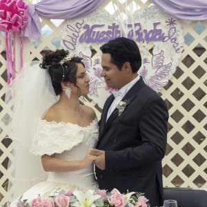 A Million Miles Away: Michael Peña in una scena