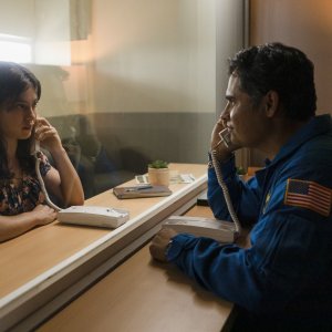 A Million Miles Away: Michael Peña in una scena del film
