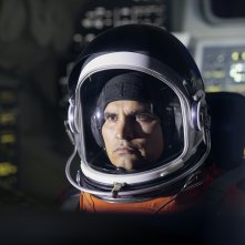 A Million Miles Away: Michael Peña in una sequenza del film