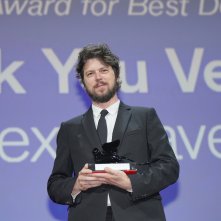 Thank You Very Much: il regista Alex Braverman accetta il premio per Miglior Documentario al festival del cinema di Venezia 2023