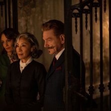 Assassinio a Venezia: Kenneth Branagh, Michelle Yeoh e Tina Fey in una scena del film