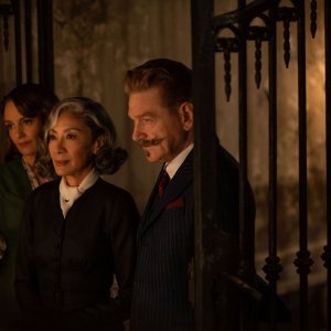 Assassinio a Venezia: Kenneth Branagh, Michelle Yeoh e Tina Fey in una scena del film