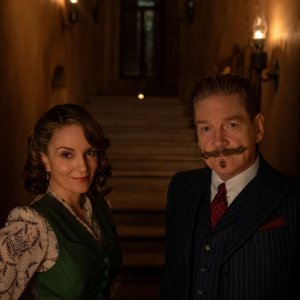 Assassinio a Venezia: Kenneth Branagh e Tina Fey in una scena del film