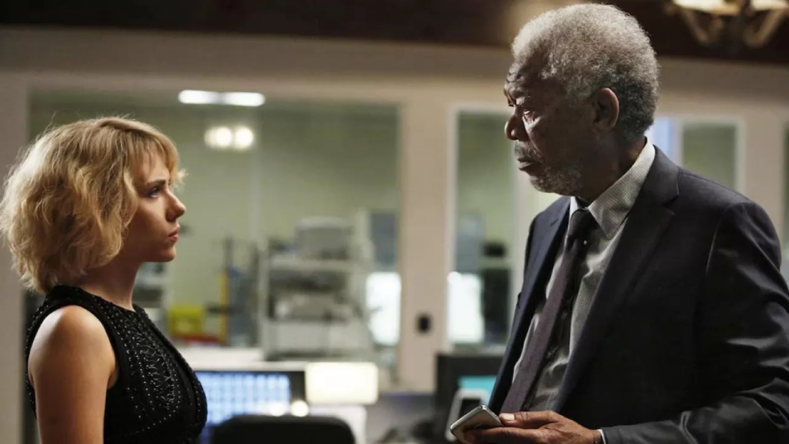 Lucy stasera su Italia 1: trama e cast del film di Luc Besson con Morgan Freeman