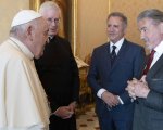 Sylvester Stallone e la famiglia incontrano Papa Francesco: 'Sono cresciuto coi tuoi film'