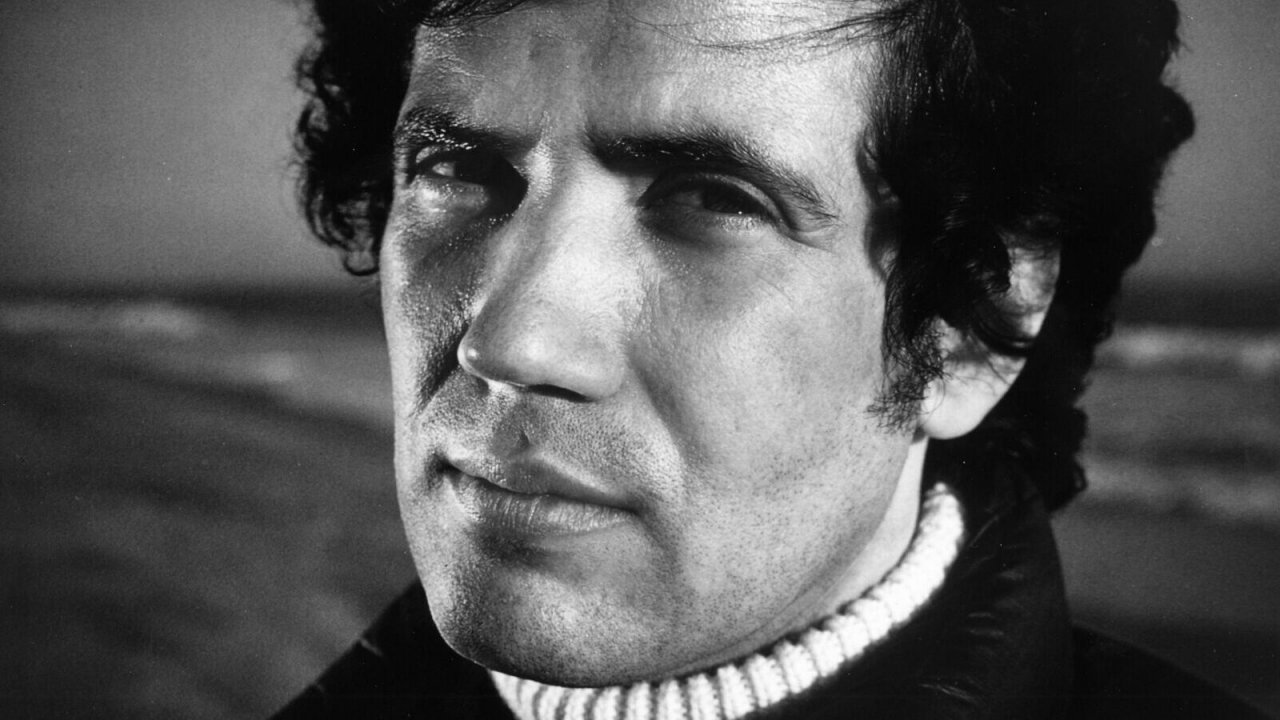Lucio Battisti: stasera su Rai1 il docufilm evento dedicato al cantautore scomparso 25 anni fa