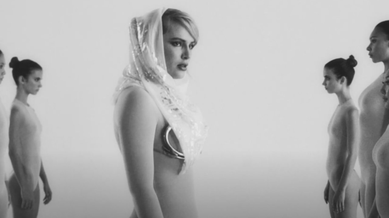 Divinity: Bella Thorne e Stephen Dorff nel trailer del film sci-fi prodotto da Steven Soderbergh