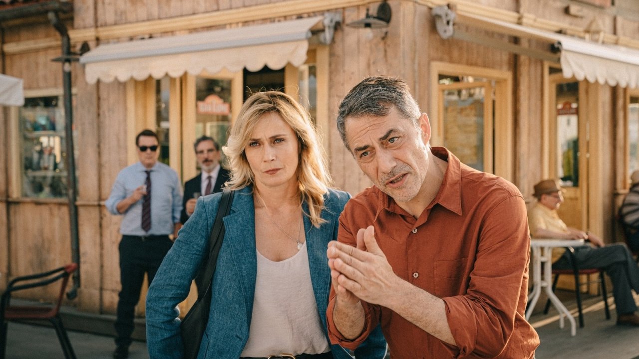 I delitti del BarLume 10 da stasera per la prima volta in chiaro su TV8: la trama di Indovina chi?