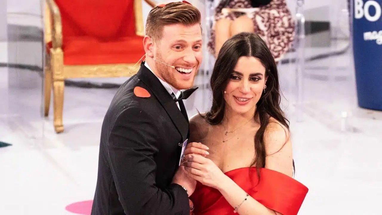 Uomini e Donne,  Lavinia Mauro mostra l'anello di Alessio Corvino: delusione tra i fan (VIDEO)