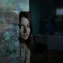 Nessuno ti salverà: Kaitlyn Dever in un primo piano