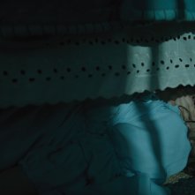 Nessuno ti salverà: Kaitlyn Dever in una scena del film