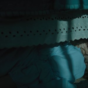 Nessuno ti salverà: Kaitlyn Dever in una scena del film