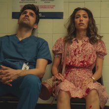 Who is Erin Carter? - Evin Ahmad e Sean Teale nella serie Netflix