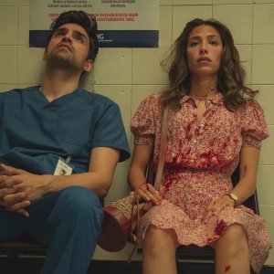 Who is Erin Carter? - Evin Ahmad e Sean Teale nella serie Netflix