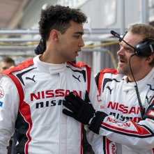 Gran Turismo: La storia di un sogno impossibile - David Harbour, Archie Madekwe in una scena