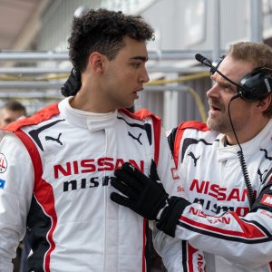Gran Turismo: La storia di un sogno impossibile - David Harbour, Archie Madekwe in una scena