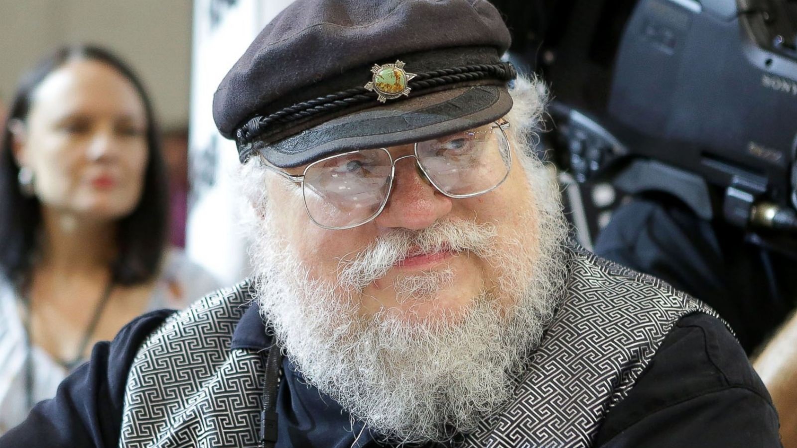 George R.R. Martin e John Grisham tra gli scrittori in causa contro Open AI per aver violato i loro diritti