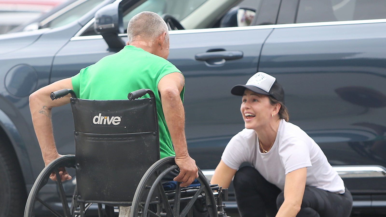 Jennifer Garner aiuta un senzatetto e coinvolge un paparazzo pur di fargli avere un paio di scarpe