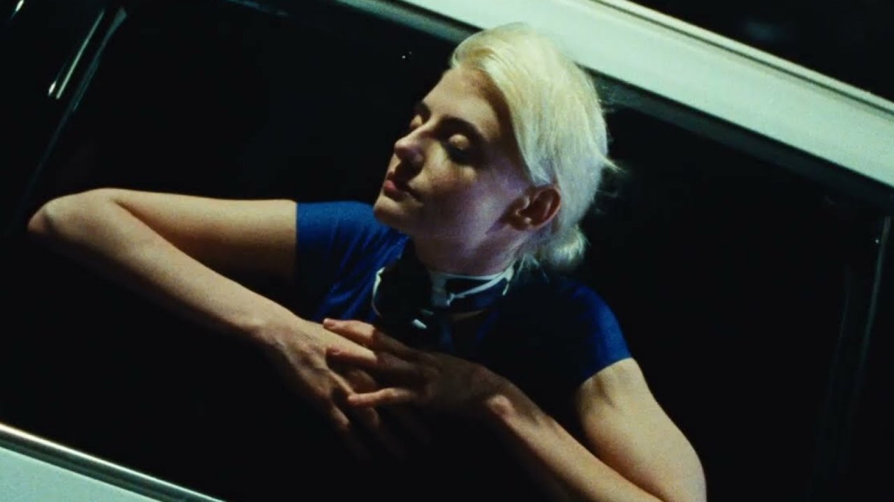 Non credo in niente, la recensione: se la notte di Roma diventa un film lunatico