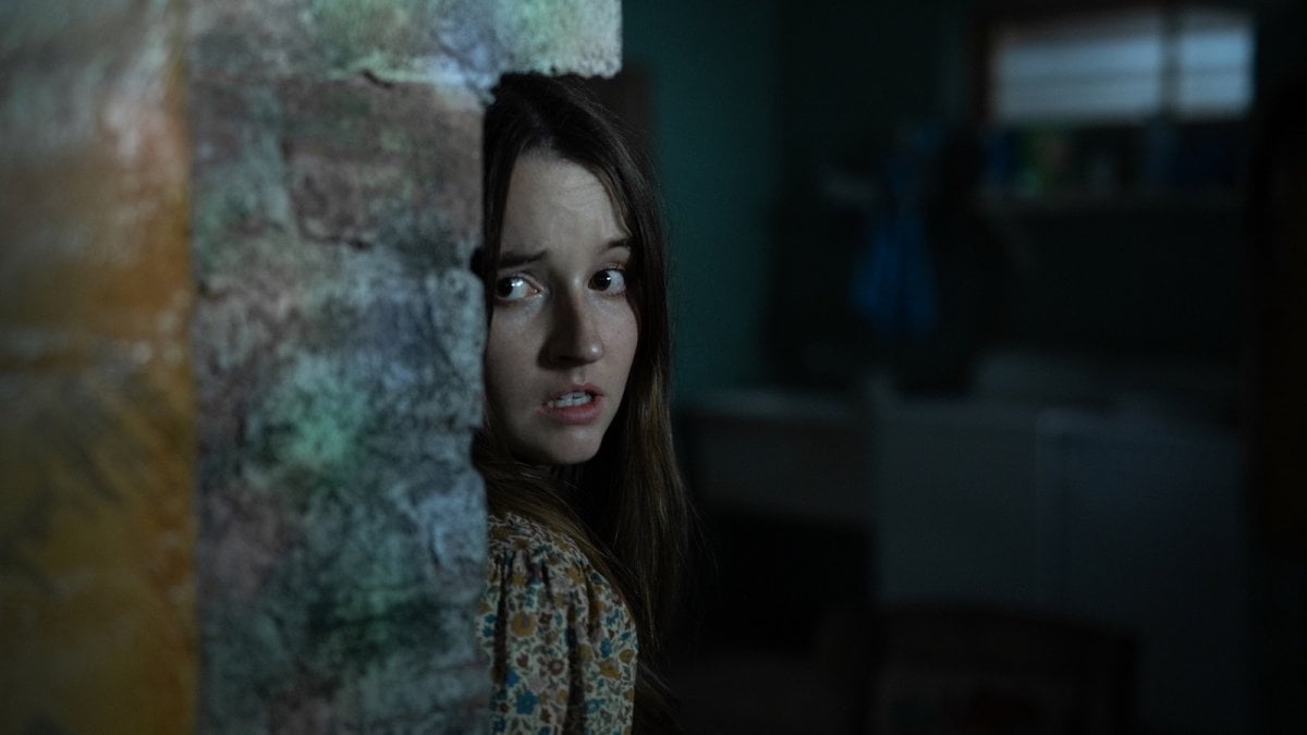 Nessuno ti salverà, la recensione del film originale Disney+: mamma ho ucciso un alieno